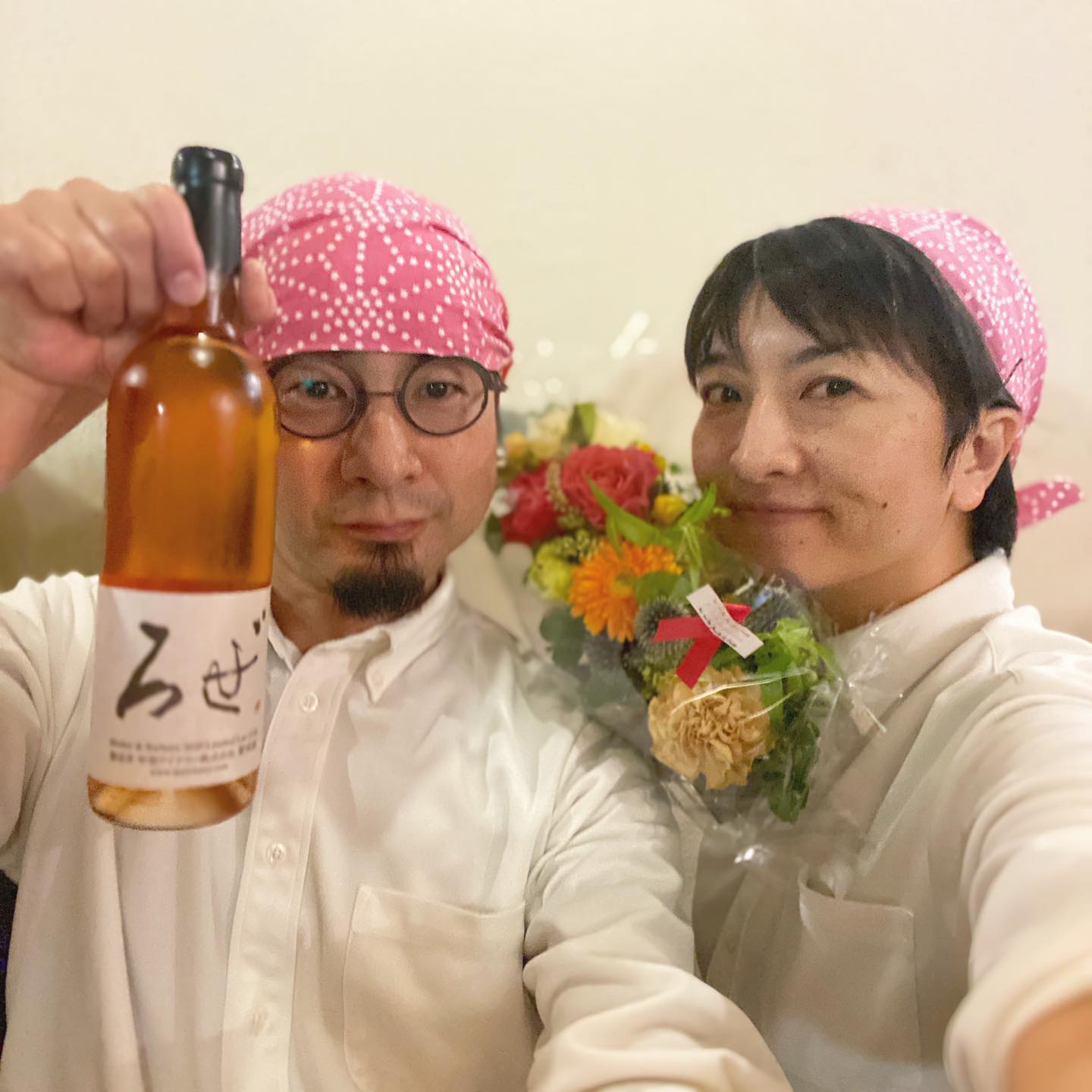 ありがとう17周年！　皆様のおかげで今年も6月1日、リトスタの開店記念日を無事に迎えることができました。お祝いを抱えて喜ぶokayanと店長ミヤザキ・オーナー夫妻でございます。
店内では地味〜に
17周年記念企画展示
 マスクを外して
Behind the mask!!!
スタッフ大集合
を開催しております。マスク生活になってからのお客様にもスタッフたちを知っていただきたい！ということで、マスクの下の素顔と、店長ミヤザキによるスタッフ紹介をさせていただいております。ご興味ある方は読み込んでみてくださいね！
それでは18年目もよろしくお願いします！（麻）